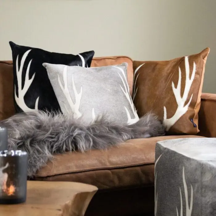 Tyyny sarvet 45x45cm lehmännahka ruskea