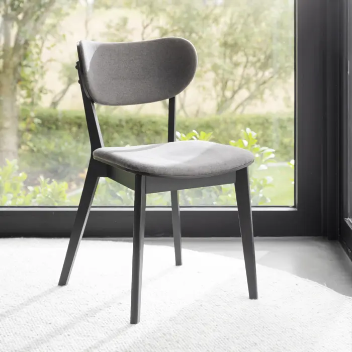 Skandinaavinen ruokailuryhmä pyöreällä pöydällä kuudelle.