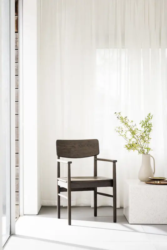 Rowico Maidstone käsinojallinen ruokailutuoli, ruskea - Image 9