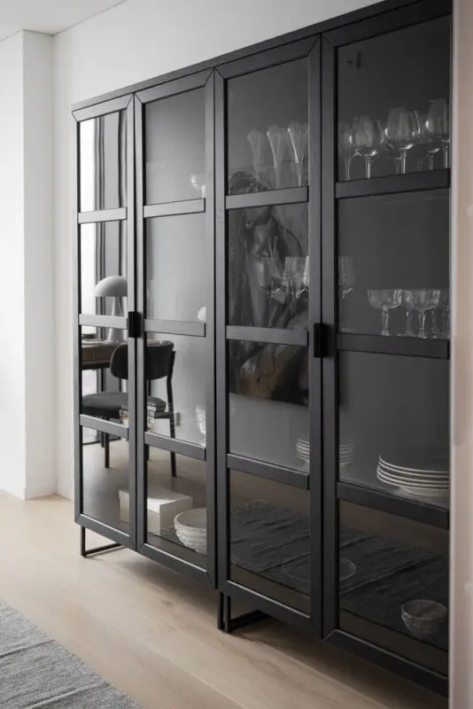 Rowico Everett vitriini, musta tammi - Image 3