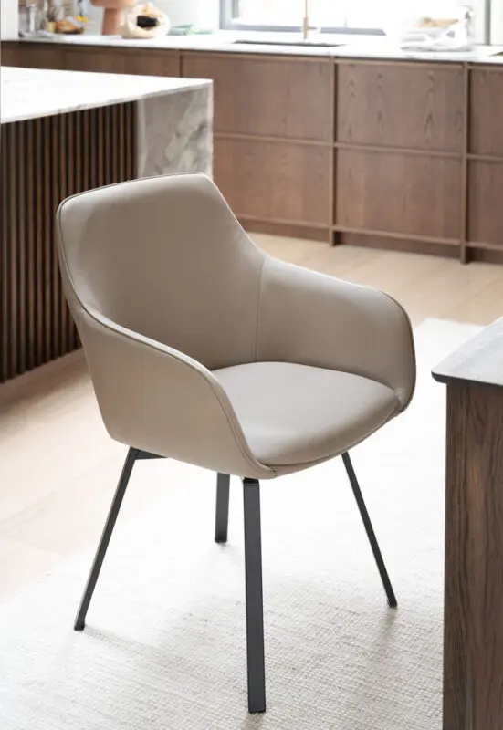 Rowico Alison käsinojallinen tuoli beige nahka/mustat metallijalat - Image 6