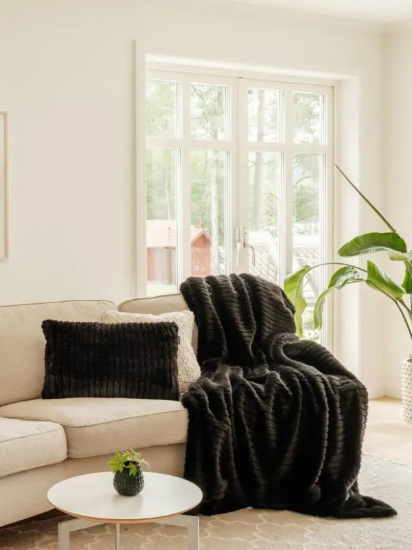 Skinnwille Grace Black tyyny L 40x60 cm - Image 2