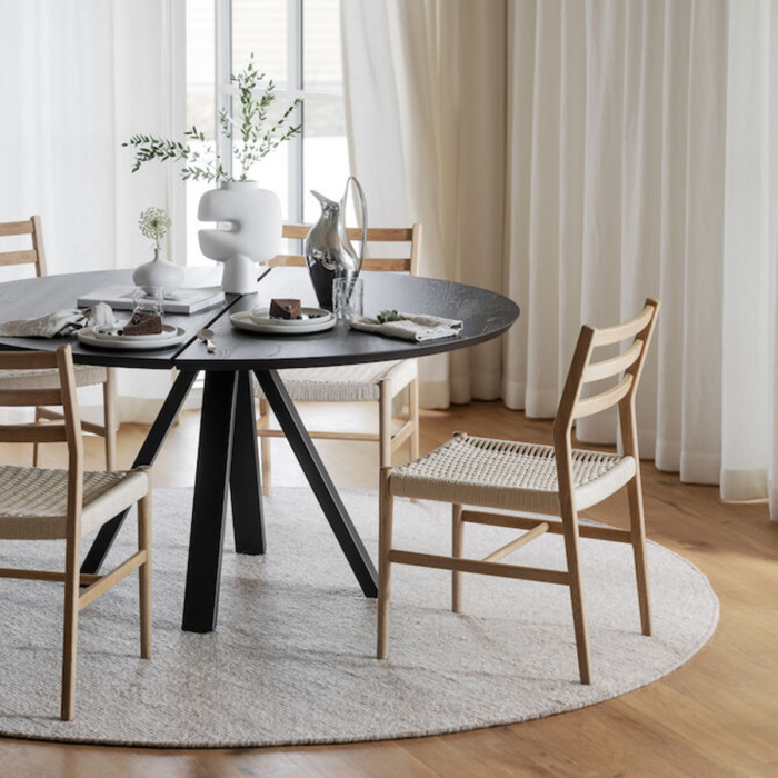 Rowico Carradale ruokapöytä Ø150cm v-jalalla, musta