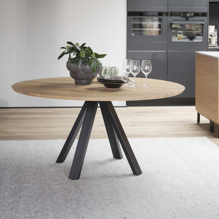 Rowico Carradale ruokapöytä Ø150cm V-jalalla, tammi