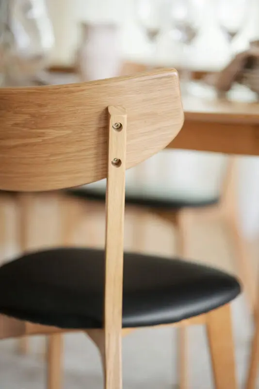 Rowico Ami ruokatuoli, tammi/ musta keinonahka - Image 5