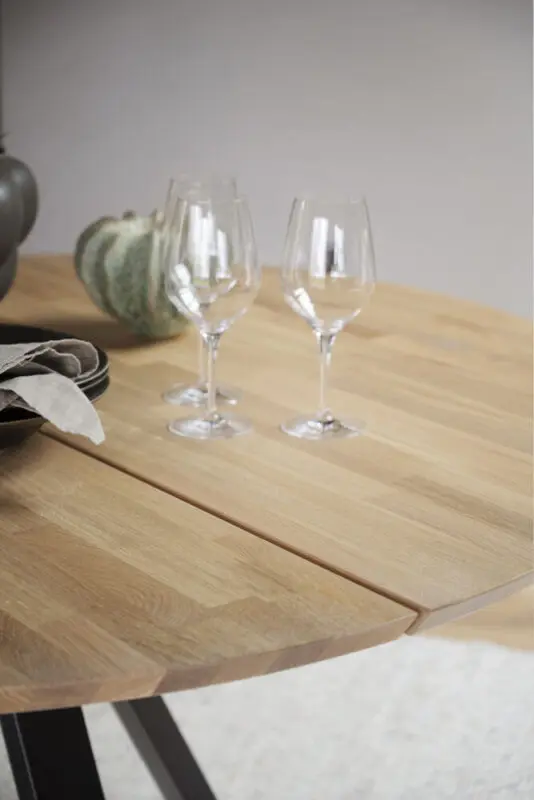 Rowico Carradale ruokapöytä Ø150cm V-jalalla, tammi - Image 3