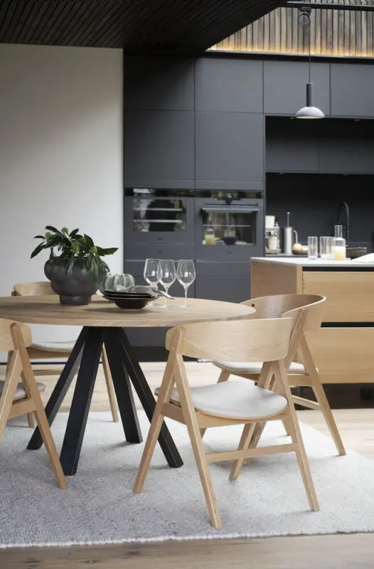 Rowico Carradale ruokapöytä Ø150cm V-jalalla, tammi - Image 4