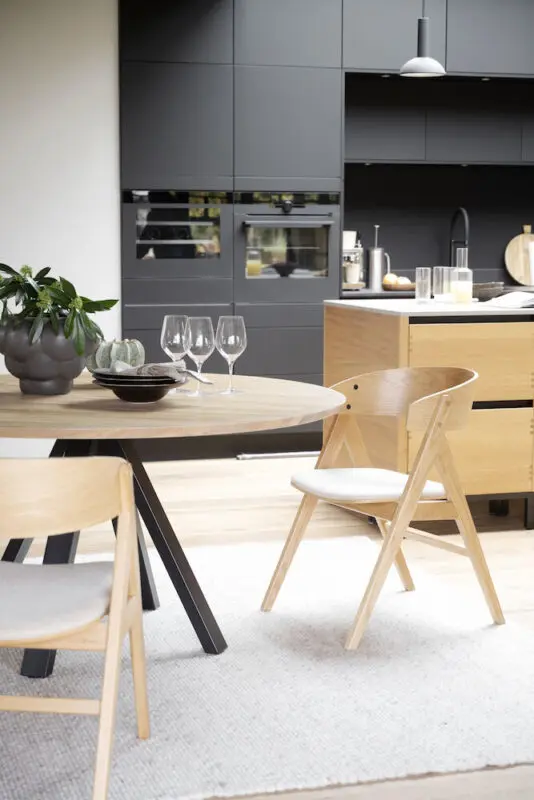 Rowico Carradale ruokapöytä Ø150cm V-jalalla, tammi - Image 5