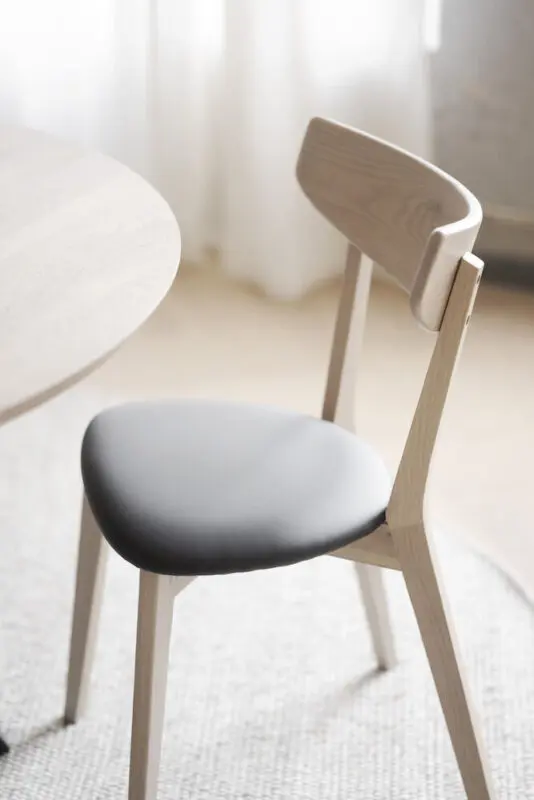 Rowico Ami ruokatuoli, valkovahattu tammi/ musta keinonahka - Image 10