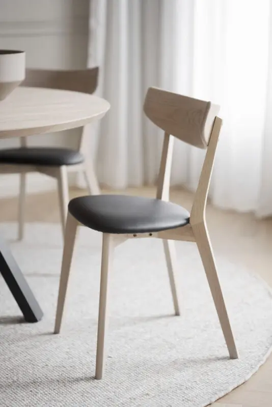 Rowico Ami ruokatuoli, valkovahattu tammi/ musta keinonahka - Image 11