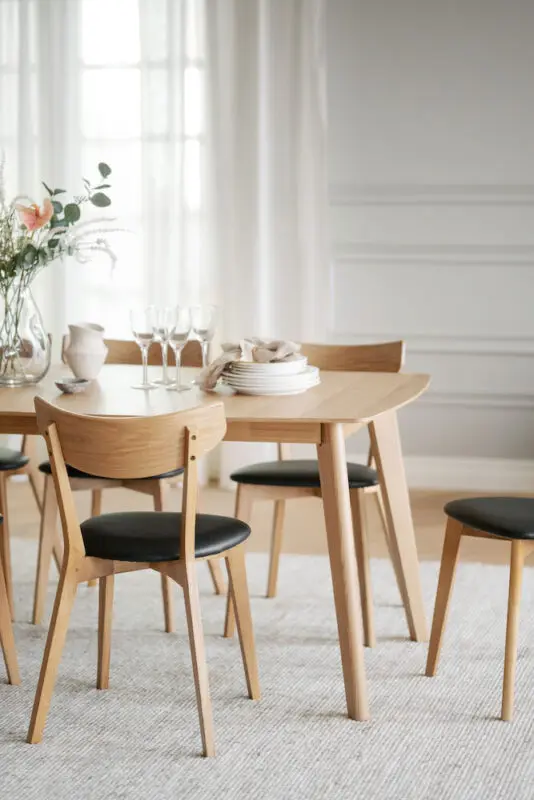 Rowico Ami ruokatuoli, tammi/ musta keinonahka - Image 2