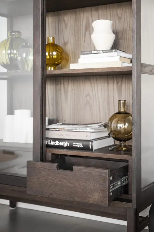 Rowico Hazelton vitriini, ruskea - Image 3