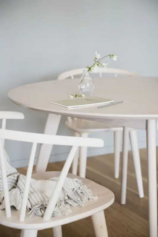 Rowico Yumi ruokapöytä pyöreä 115cm, valkovahattu tammi - Image 2