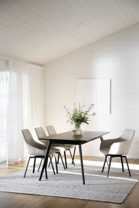 Rowico Alison käsinojallinen tuoli vaaleabeige/ mustat metallijalat - Image 4