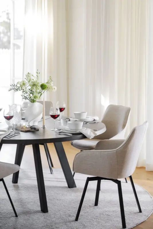 Rowico Alison käsinojallinen tuoli vaaleabeige/ mustat metallijalat - Image 5