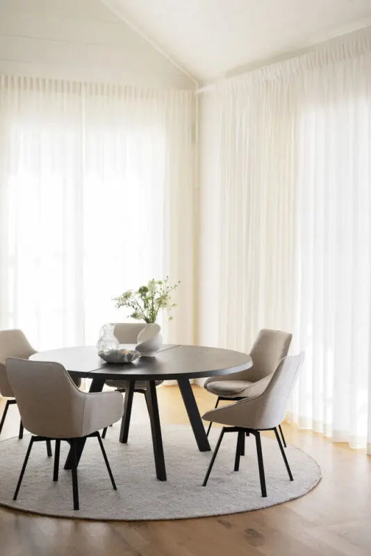 Rowico Alison käsinojallinen tuoli vaaleabeige/ mustat metallijalat - Image 6