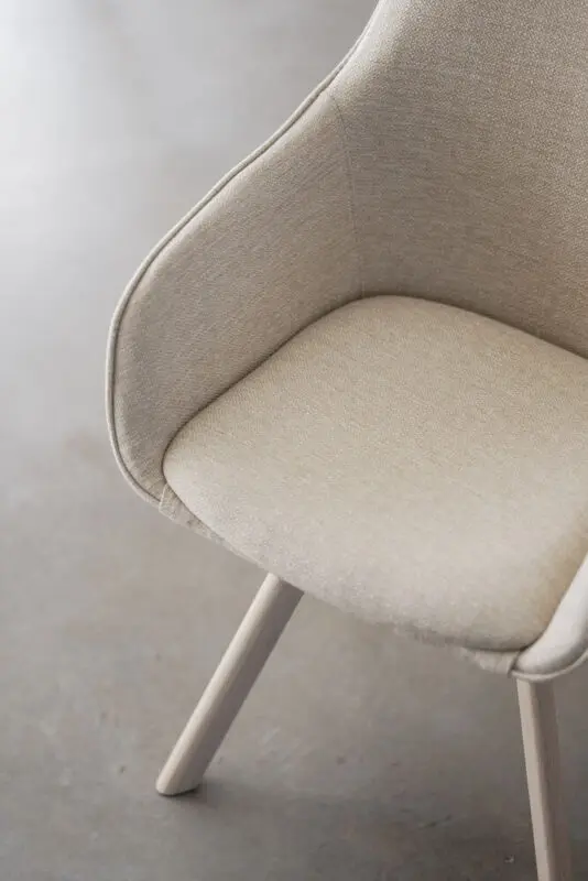 Rowico Alison käsinojallinen tuoli vaaleabeige/ valkopestyt tammijalat - Image 2