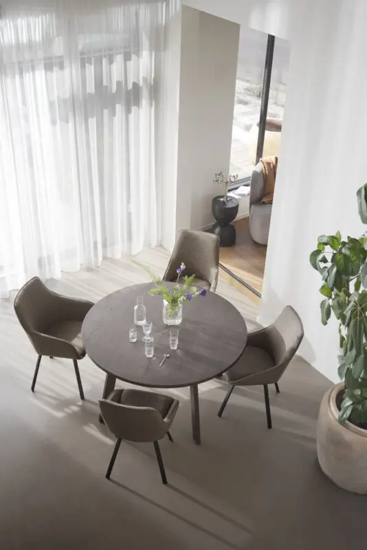 Rowico Alison käsinojallinen tuoli tummabeige/ mustat metallijalat - Image 7