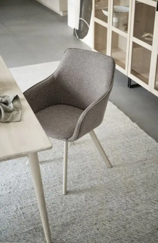 Rowico Alison käsinojallinen tuoli tummabeige kangas/ valkopestytammi - Image 4