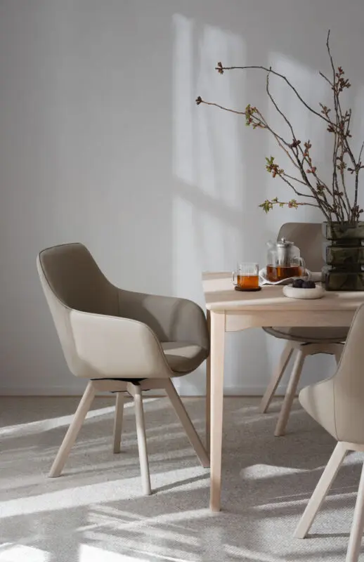 Rowico Alison käsinojallinen tuoli beigenahka, valkopestyt tammijalat - Image 2