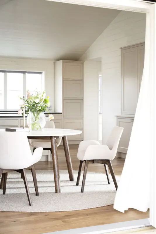 Rowico Drimsdale käsinojallinen ruokailutuoli, beige/ ruskea tammi - Image 6