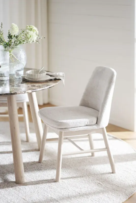 Rowico Amesbury ruokailutuoli beige/valkopestytammi - Image 10