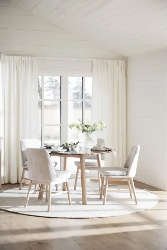 Rowico Amesbury ruokailutuoli beige/valkopestytammi - Image 9