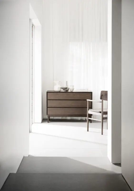 Rowico Mackay lipasto 3-laatikkoa leveä, ruskea tammi - Image 9