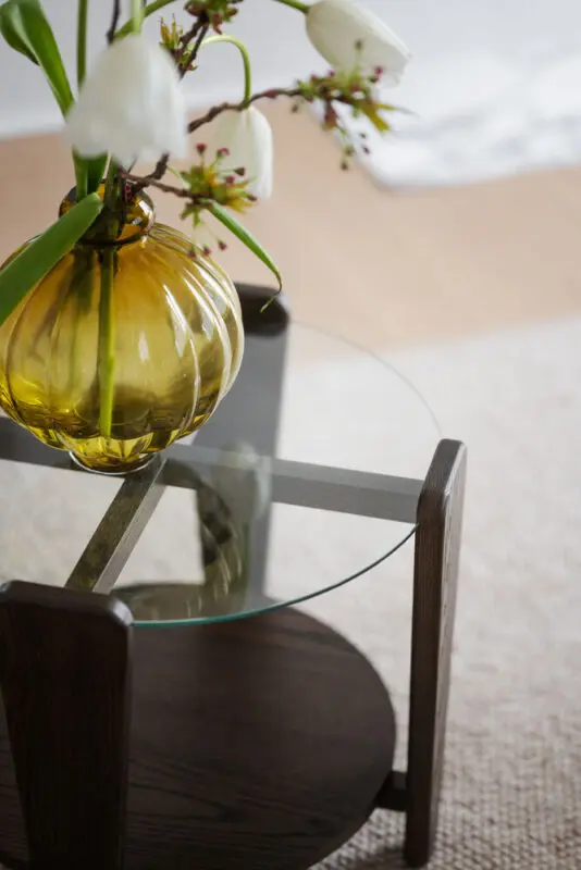 Rowico Arran sohvapöytä Ø52cm ruskea/lasikansi - Image 6