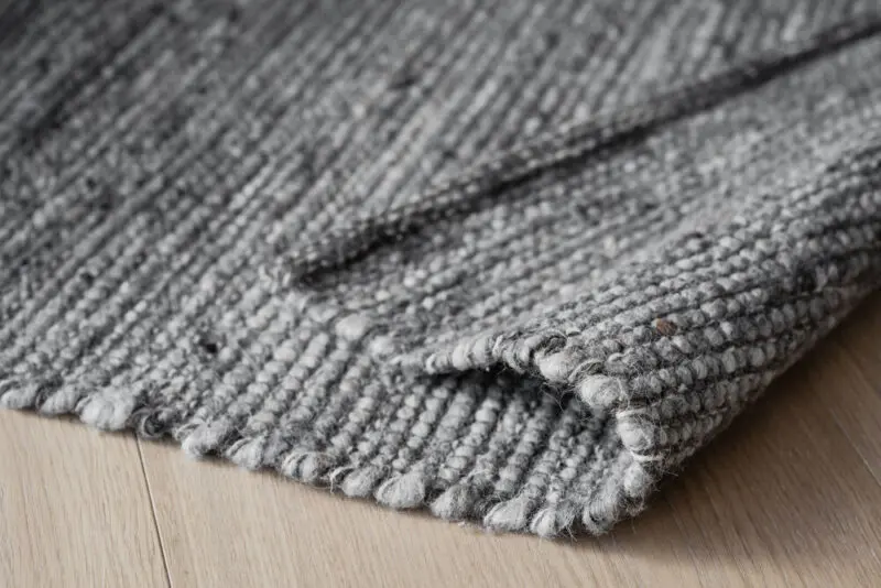 Rowico Donegal-villamatto tummaharmaa, eri kokoja