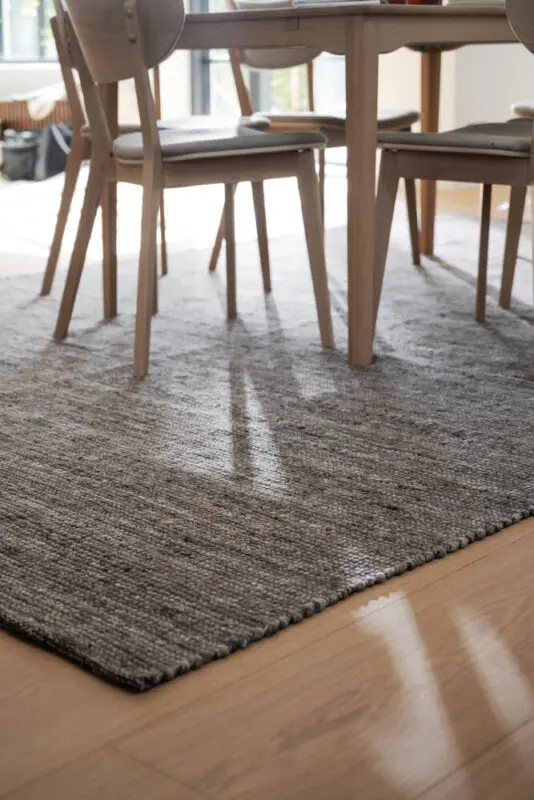 Rowico Donegal-villamatto tummaharmaa, eri kokoja - Image 2