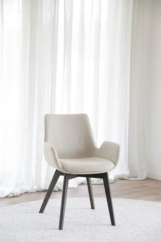 Rowico Drimsdale käsinojallinen ruokailutuoli, beige/ ruskea tammi - Image 5