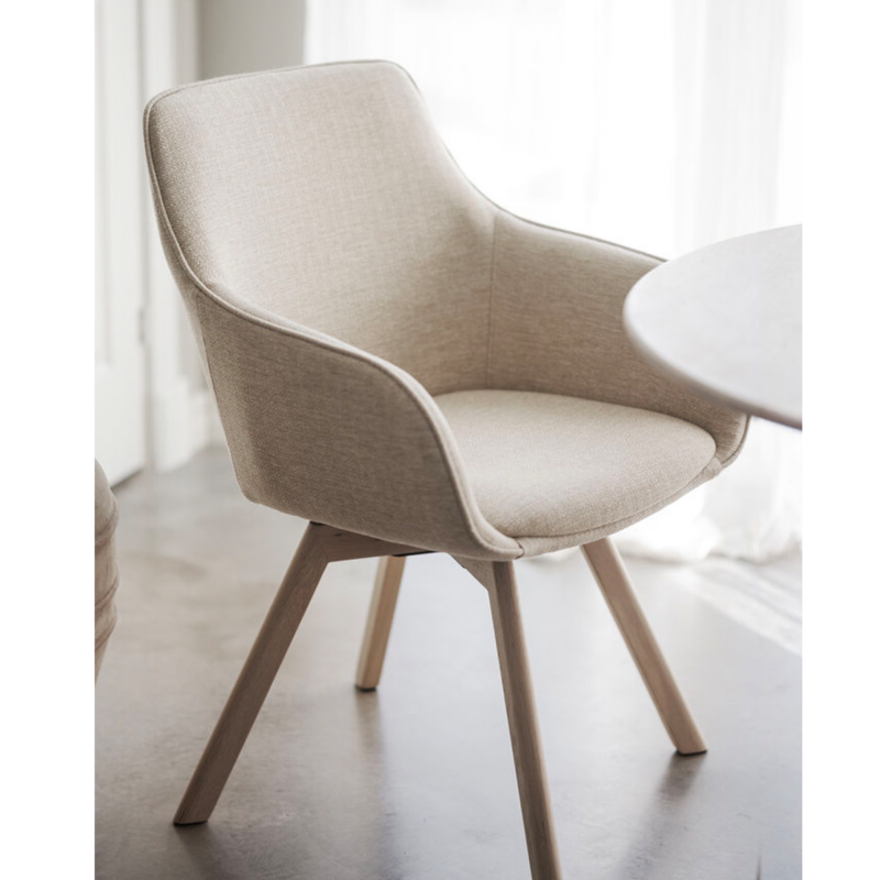 Rowico Alison käsinojallinen tuoli vaaleabeige/ valkopestyt tammijalat