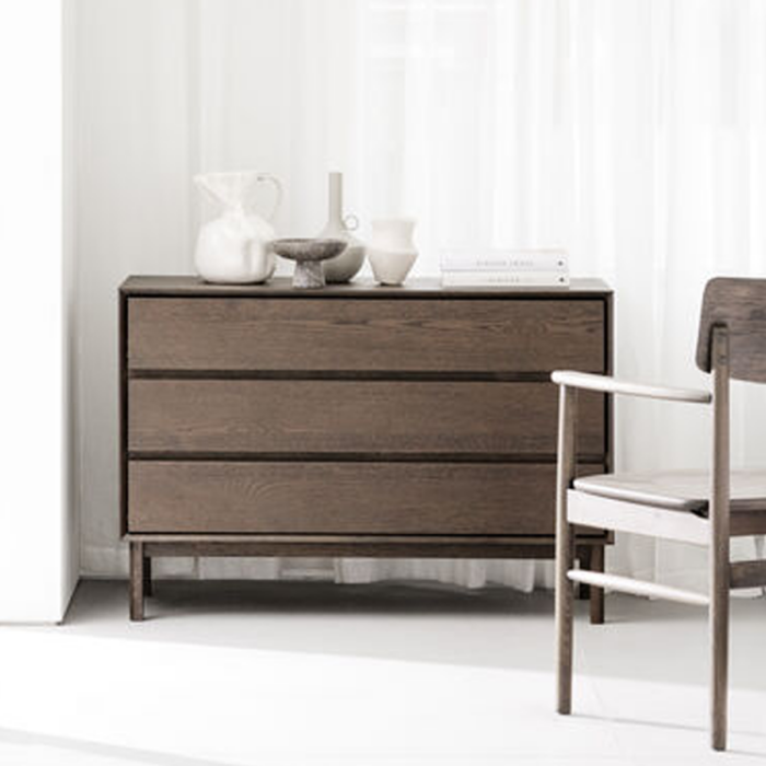 Rowico Mackay lipasto 3-laatikkoa leveä, ruskea tammi