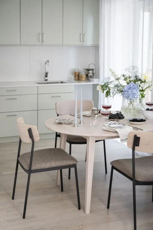 Rowico Filippa ovaali ruokapöytä, valkopestytammi - Image 3