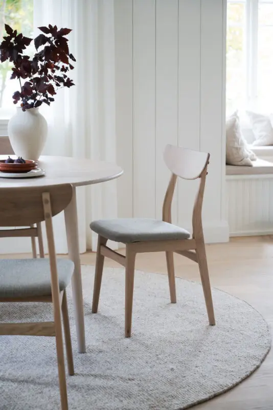 Rowico Rodham ruokailutuoli, valkopestytammi / harmaa-beige - Image 3