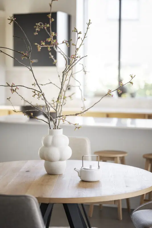 Rowico Maddock ruokapöytä Ø135cm tammi-musta - Image 3