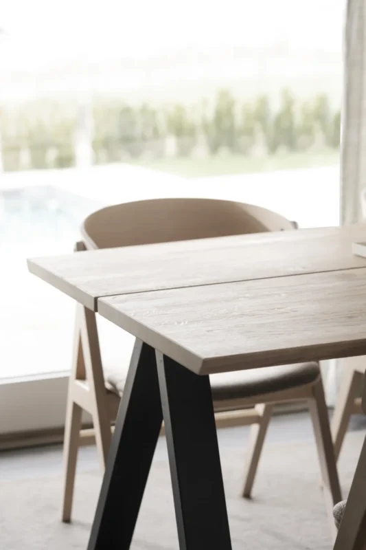 Rowico Carradale ruokapöytä 100x170cm, valkopestytammi V-jalalla - Image 5